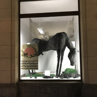 Wystawa rzeźb Jana Baszaka w witrynie przy ul. Świdnickiej 44
